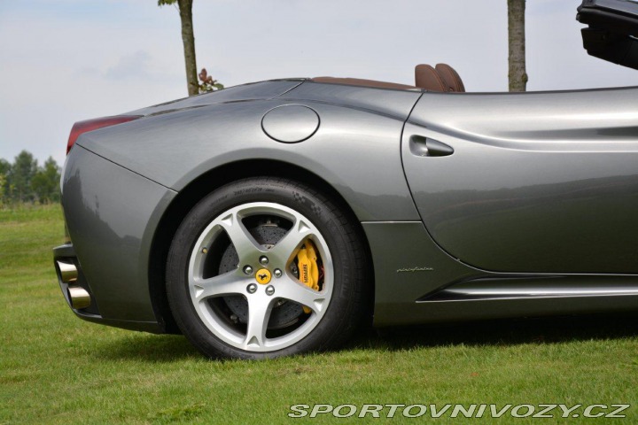 Ferrari California Top Podepsaná KIMI RAIKKO 2011