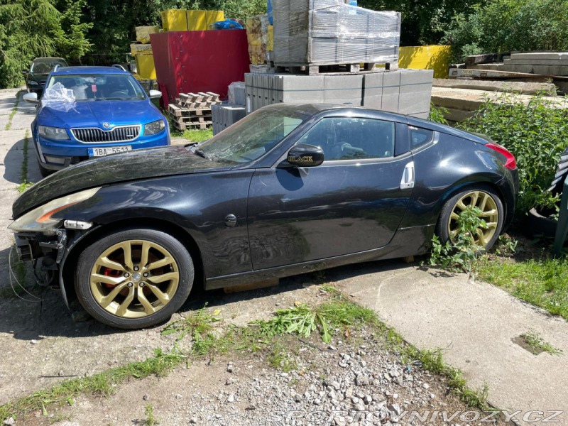 Nissan 370 Z byl krásný, hav. Málo km