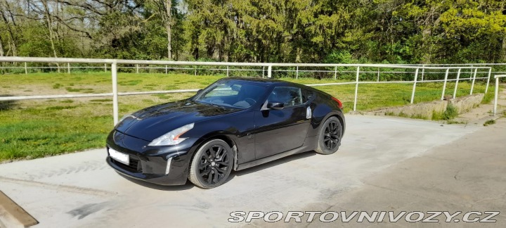 Nissan 370 Z byl krásný, hav. Málo km 2014