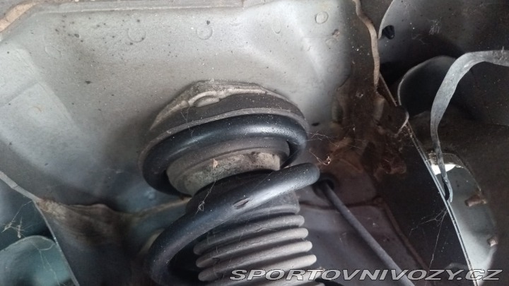 Nissan 370 Z byl krásný, hav. Málo km 2014