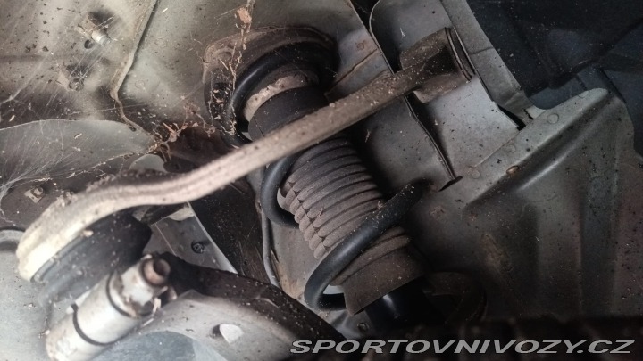 Nissan 370 Z byl krásný, hav. Málo km 2014