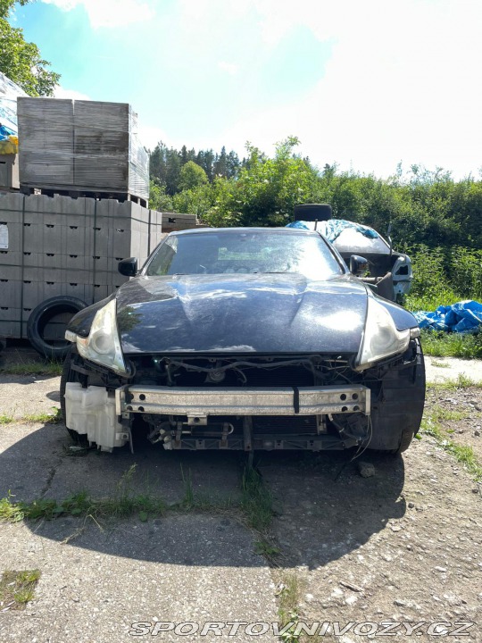Nissan 370 Z byl krásný, hav. Málo km 2014