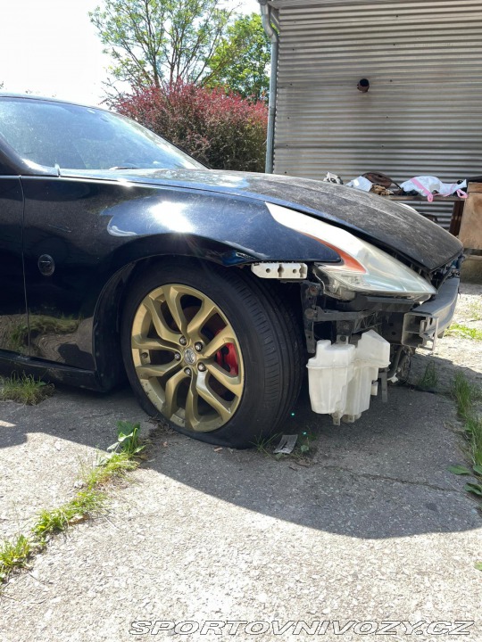 Nissan 370 Z byl krásný, hav. Málo km 2014