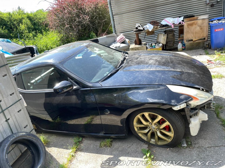 Nissan 370 Z byl krásný, hav. Málo km 2014