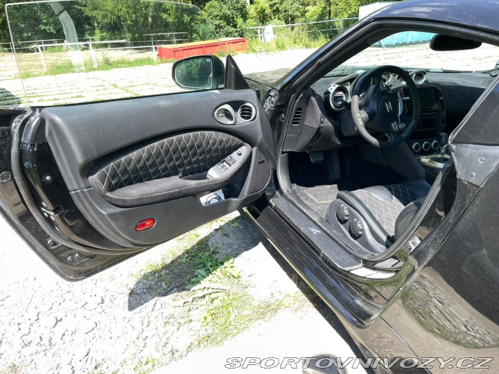 Nissan 370 Z byl krásný, hav. Málo km 2014