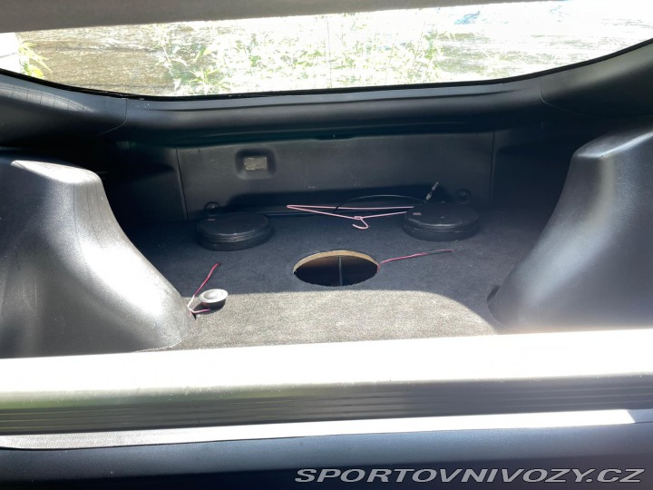 Nissan 370 Z byl krásný, hav. Málo km 2014