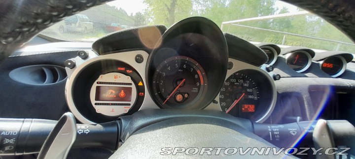 Nissan 370 Z byl krásný, hav. Málo km 2014
