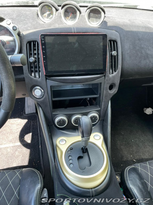 Nissan 370 Z byl krásný, hav. Málo km 2014