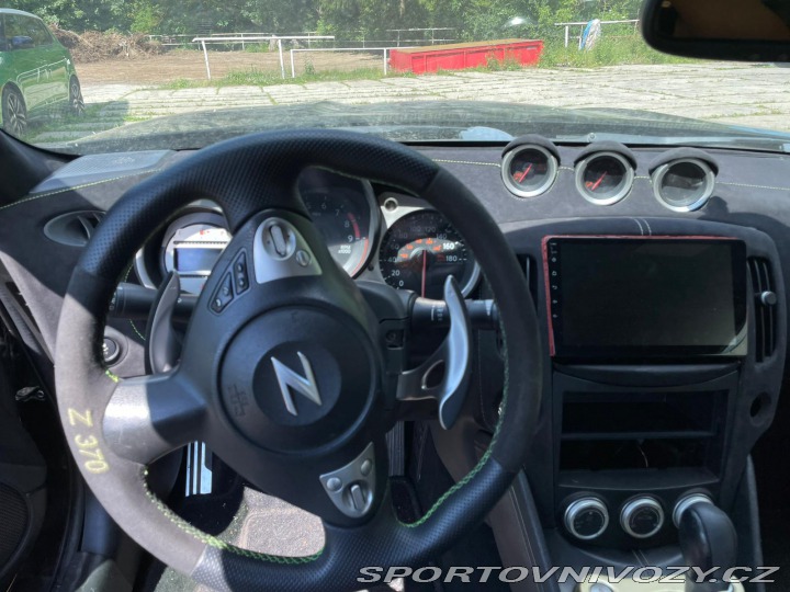 Nissan 370 Z byl krásný, hav. Málo km 2014
