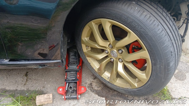 Nissan 370 Z byl krásný, hav. Málo km 2014