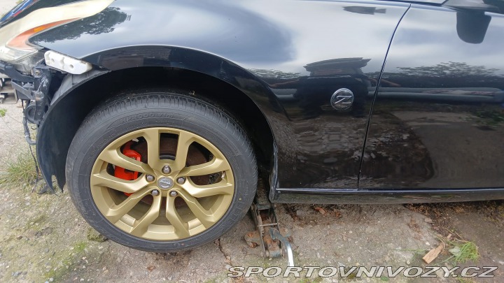 Nissan 370 Z byl krásný, hav. Málo km 2014