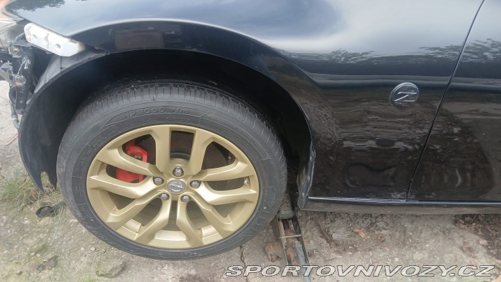 Nissan 370 Z byl krásný, hav. Málo km 2014