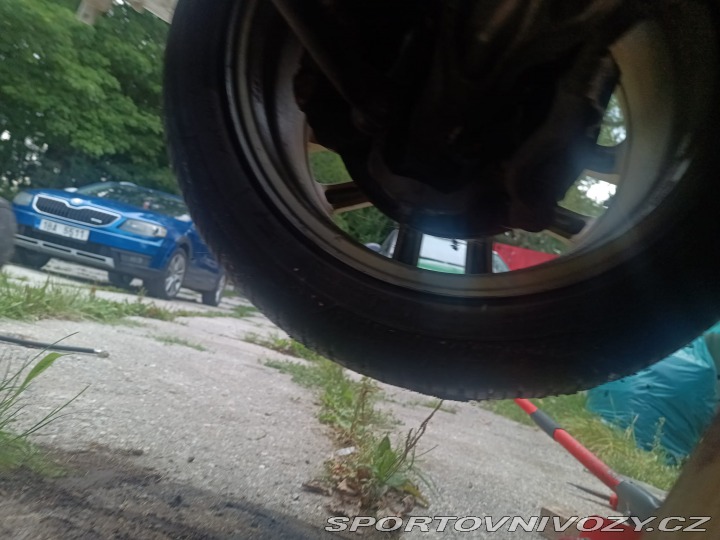 Nissan 370 Z byl krásný, hav. Málo km 2014