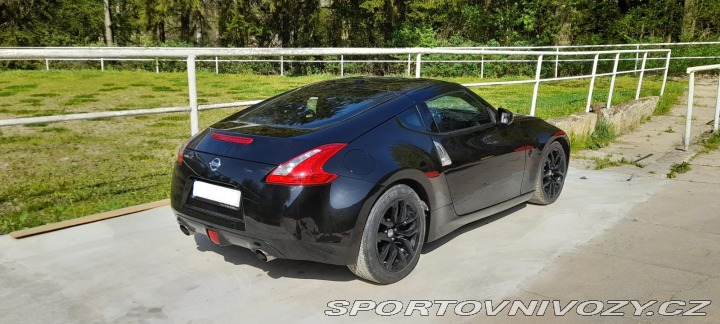 Nissan 370 Z byl krásný, hav. Málo km 2014
