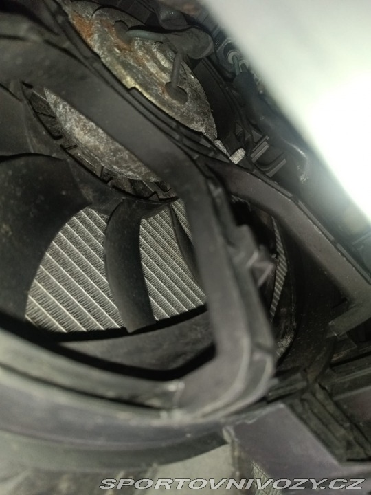 Nissan 370 Z byl krásný, hav. Málo km 2014