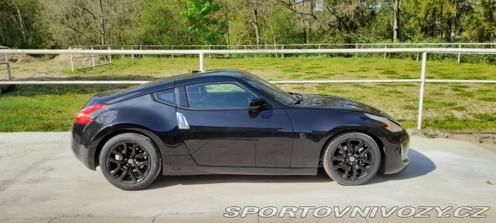 Nissan 370 Z byl krásný, hav. Málo km 2014