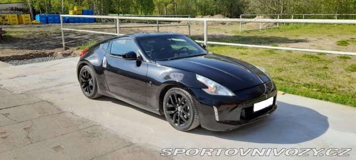 Nissan 370 Z byl krásný, hav. Málo km 2014