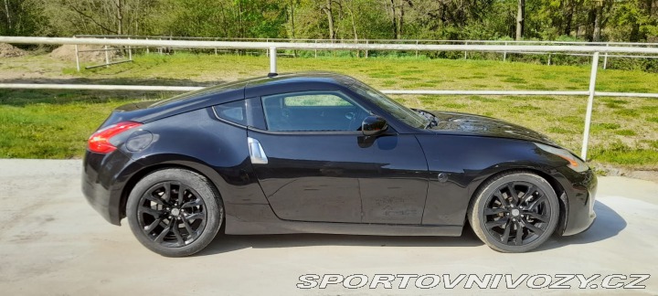 Nissan 370 Z byl krásný, hav. Málo km 2014