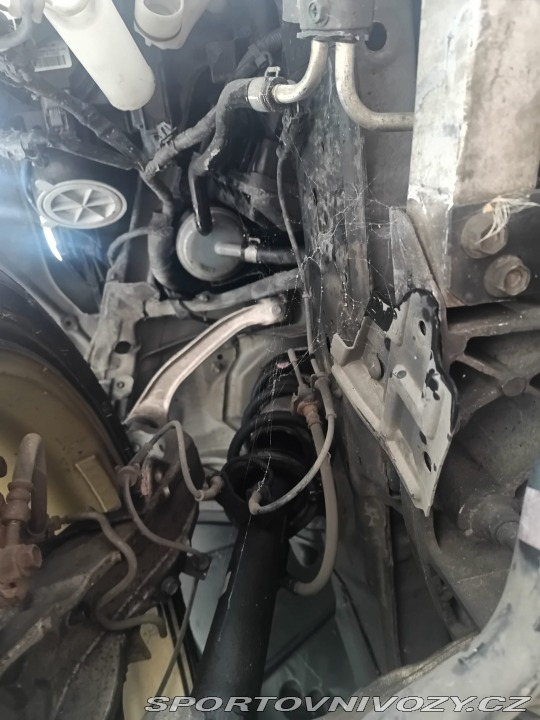 Nissan 370 Z byl krásný, hav. Málo km 2014