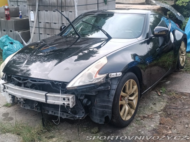 Nissan 370 Z byl krásný, hav. Málo km 2014