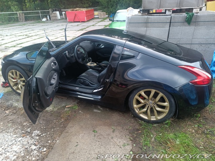 Nissan 370 Z byl krásný, hav. Málo km 2014