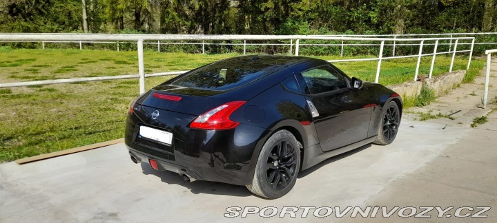 Nissan 370 Z byl krásný, hav. Málo km 2014