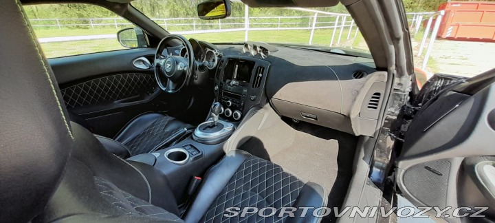 Nissan 370 Z byl krásný, hav. Málo km 2014