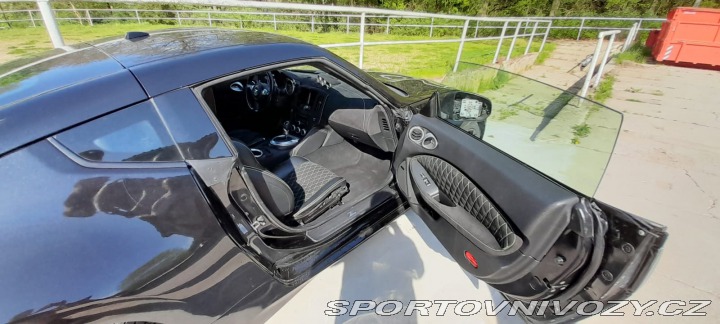 Nissan 370 Z byl krásný, hav. Málo km 2014