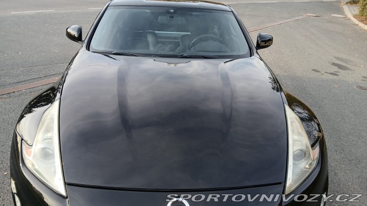 Nissan 370 Z byl krásný, hav. Málo km 2014
