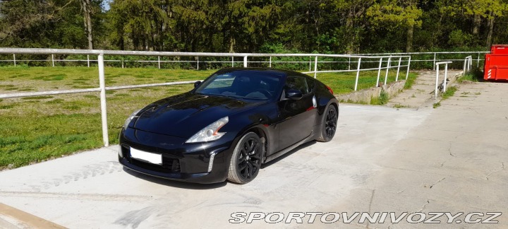 Nissan 370 Z byl krásný, hav. Málo km 2014