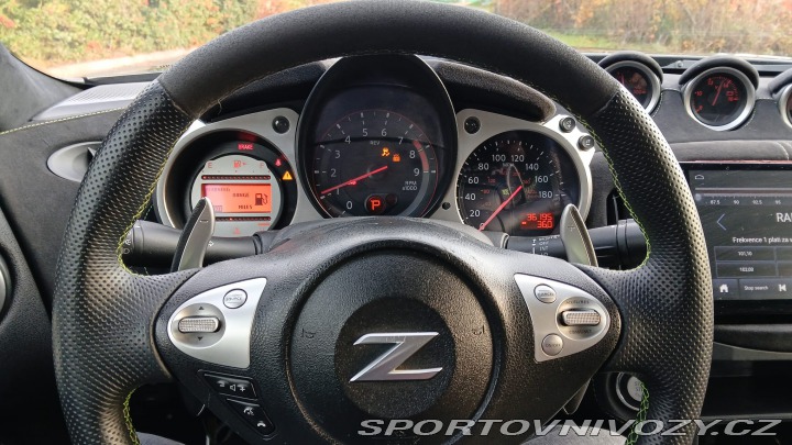 Nissan 370 Z byl krásný, hav. Málo km 2014