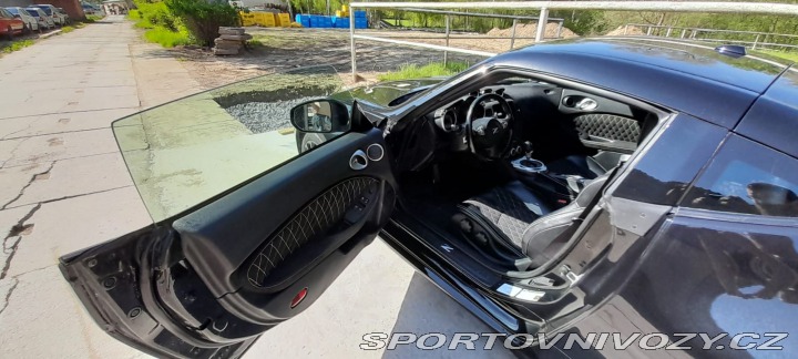 Nissan 370 Z byl krásný, hav. Málo km 2014