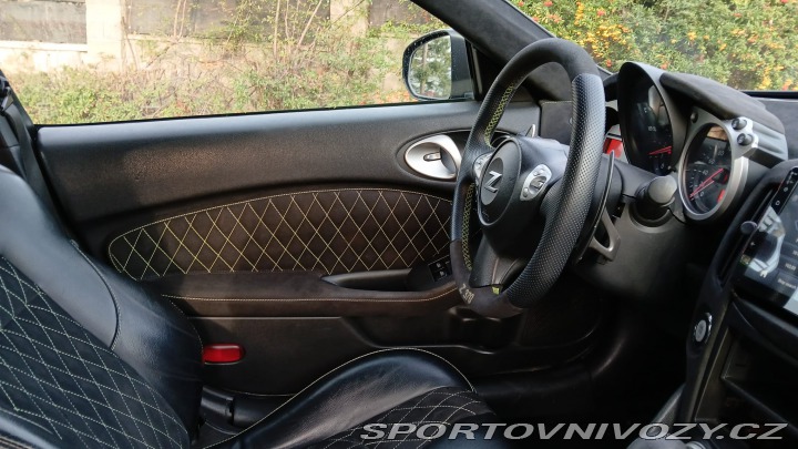 Nissan 370 Z byl krásný, hav. Málo km 2014
