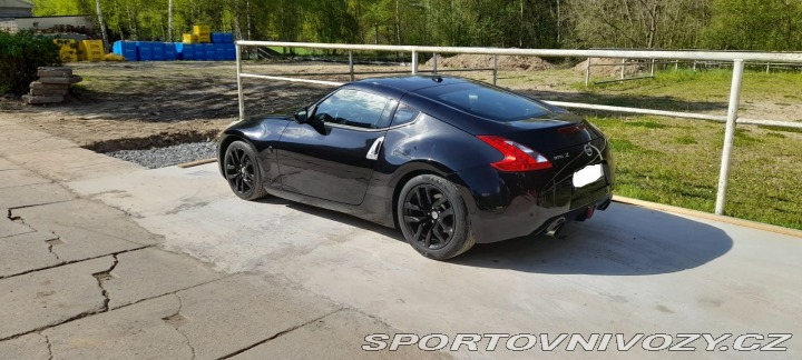 Nissan 370 Z byl krásný, hav. Málo km 2014