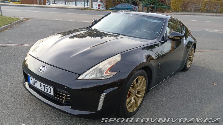 Nissan 370 Z byl krásný, hav. Málo km 2014