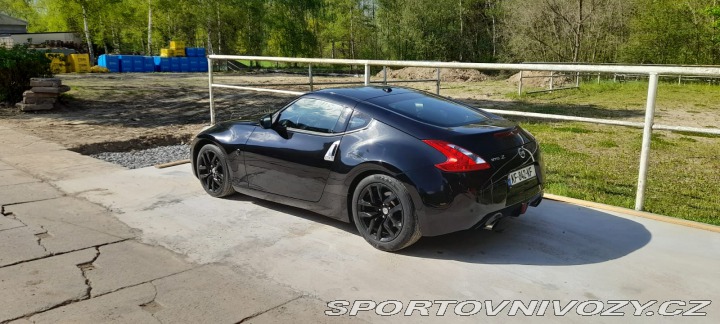 Nissan 370 Z byl krásný, hav. Málo km 2014