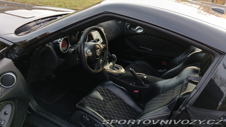 Nissan 370 Z byl krásný, hav. Málo km 2014