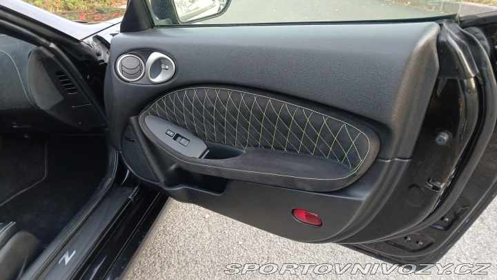 Nissan 370 Z byl krásný, hav. Málo km 2014
