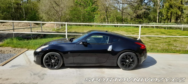 Nissan 370 Z byl krásný, hav. Málo km 2014