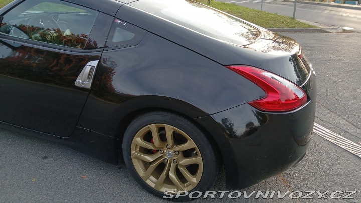 Nissan 370 Z byl krásný, hav. Málo km 2014