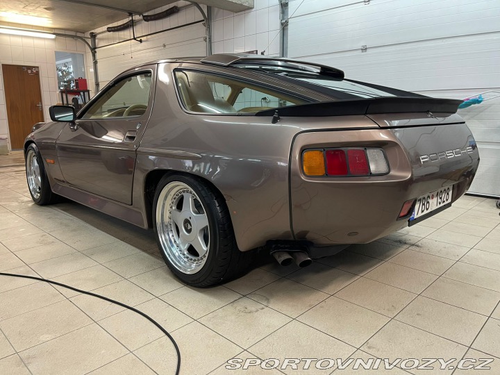 Porsche 928  1984