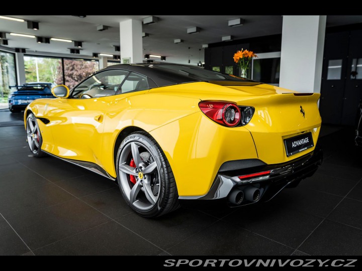 Ferrari Portofino Modrý Karbon/Pass.Display 2020