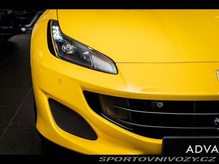 Ferrari Portofino Modrý Karbon/Pass.Display 2020