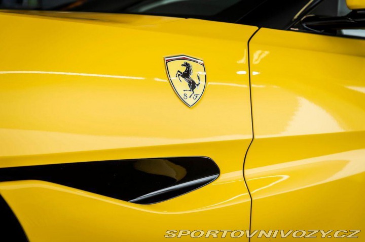 Ferrari Portofino Modrý Karbon/Pass.Display 2020