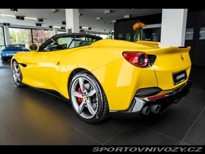 Ferrari Portofino Modrý Karbon/Pass.Display 2020