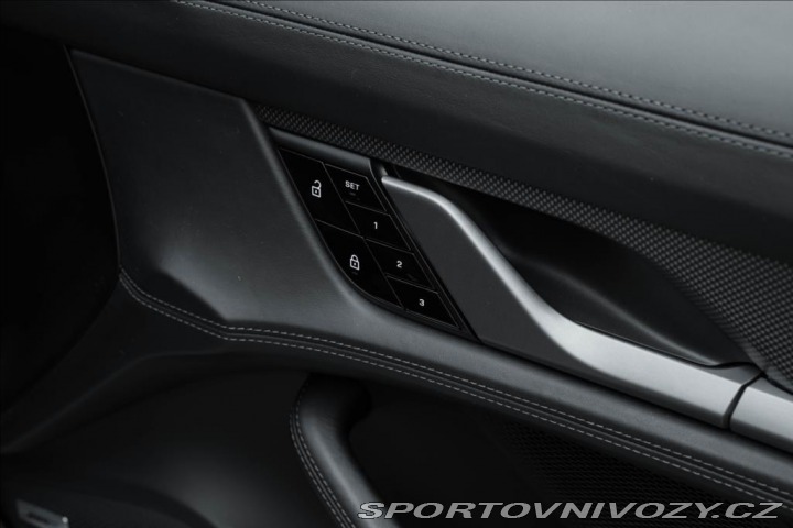 Porsche Taycan Turbo S, keramiky, karbon 2020