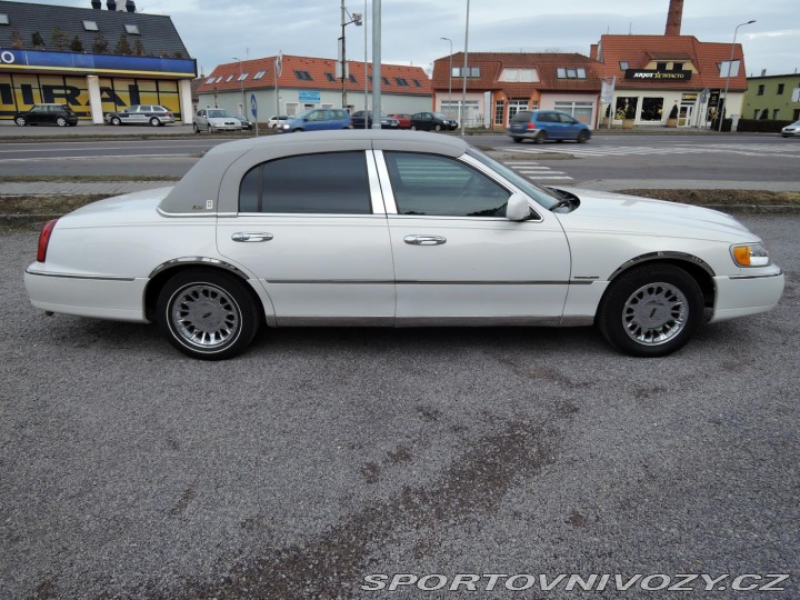 Ostatní značky Ostatní modely Lincoln Town Car 4,6i V8 24V Aut. Cartier 2000