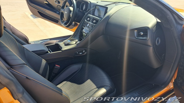 Aston Martin DB11  2017
