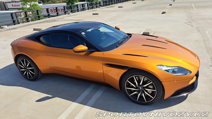 Aston Martin DB11  2017