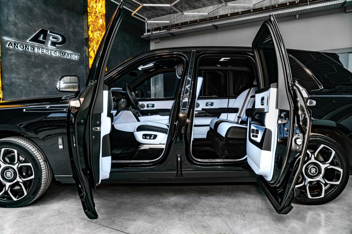 RollsRoyce Cullinan Black Badge MASSAGE 2023